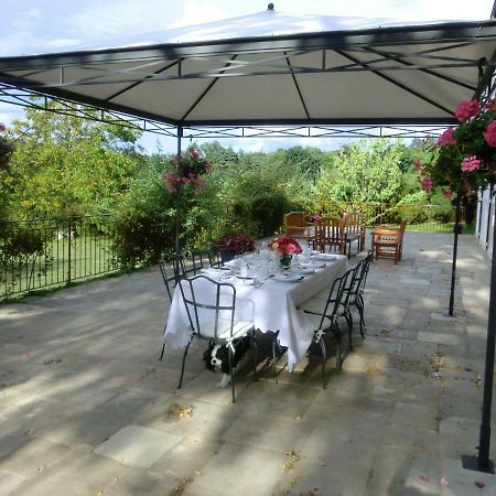 Le Petit Manoir Des Bruyeres Bed & Breakfast Villefargeau Dış mekan fotoğraf